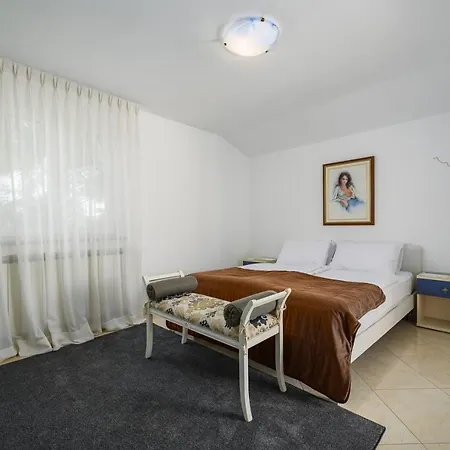 Guest house House With Dragica